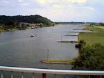 gezicht op de Rijn vanaf brug bij Rhenen